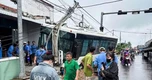 Ô tô chở 20 công nhân tông văng xe máy, lao lên vỉa hè đâm gãy trụ điện