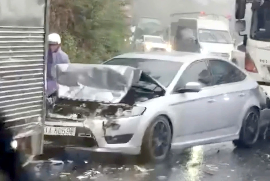 Ô tô con bị kẹp giữa 2 xe tải trong vụ tai nạn liên hoàn trên đèo Bảo Lộc Ô tô con bị kẹp giữa 2 xe tải trong vụ tai nạn liên hoàn trên đèo Bảo Lộc