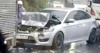 Ô tô con bị kẹp giữa 2 xe tải trong vụ tai nạn liên hoàn trên đèo Bảo Lộc