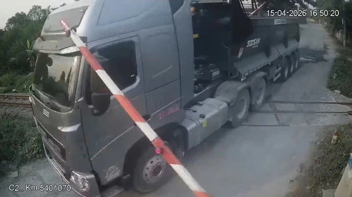 Ô tô đầu kéo liều lĩnh vượt rào chắn đường sắt khi đèn đỏ Ô tô đầu kéo liều lĩnh vượt rào chắn đường sắt khi đèn đỏ