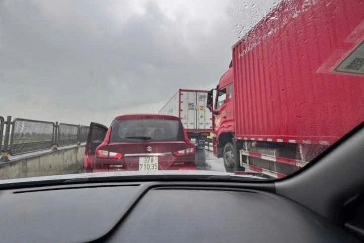Ô tô khách chắn ngang đường, cao tốc Bắc - Nam ùn tắc 4 giờ Ô tô khách chắn ngang đường, cao tốc Bắc - Nam ùn tắc 4 giờ