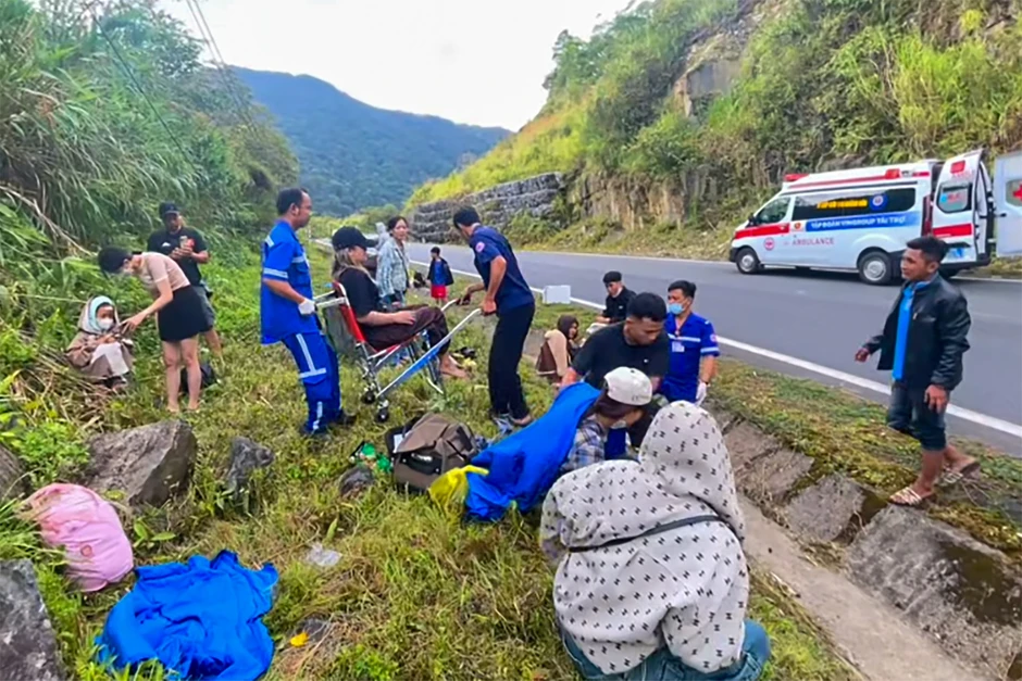 Ô tô khách chở 20 người tông vào vách núi, hành khách hoảng loạn Ô tô khách chở 20 người tông vào vách núi, hành khách hoảng loạn