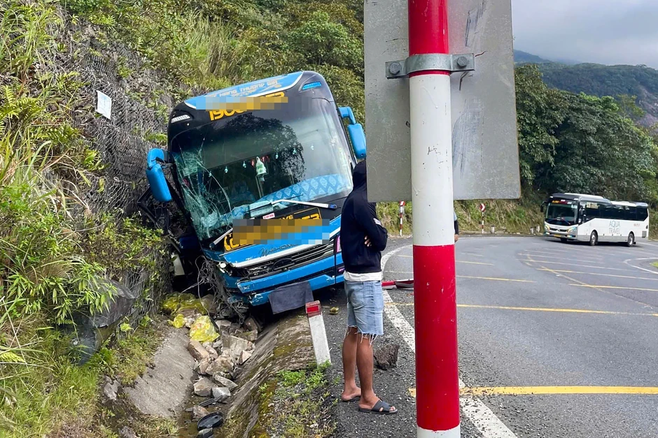 Ô tô khách chở 20 người tông vào vách núi, hành khách hoảng loạn Ô tô khách chở 20 người tông vào vách núi, hành khách hoảng loạn