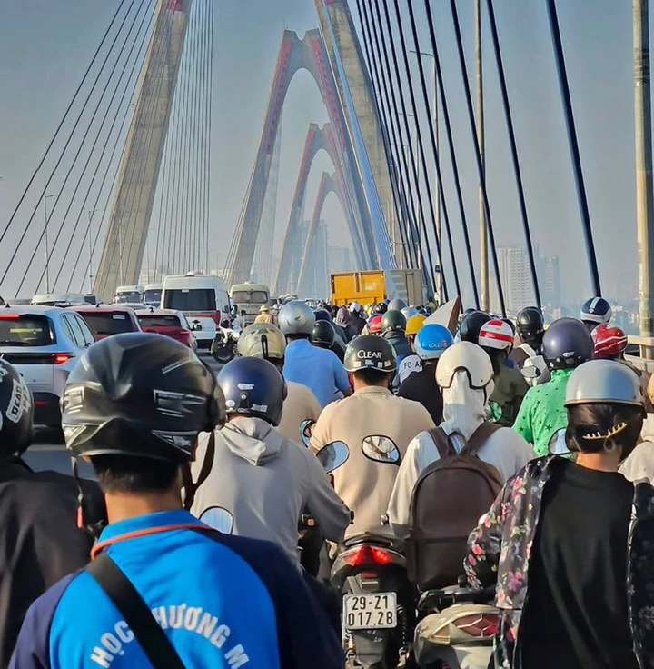 Ô tô lao qua dải phân cách cầu Nhật tân gây ùn tắc nghiêm trọng hướng đi sân bay Nội Bài Ô tô lao qua dải phân cách cầu Nhật tân gây ùn tắc nghiêm trọng hướng đi sân bay Nội Bài