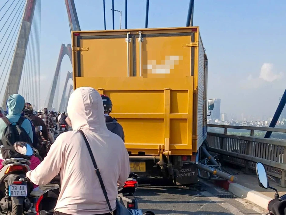 Ô tô lao qua dải phân cách cầu Nhật tân gây ùn tắc nghiêm trọng hướng đi sân bay Nội Bài Ô tô lao qua dải phân cách cầu Nhật tân gây ùn tắc nghiêm trọng hướng đi sân bay Nội Bài