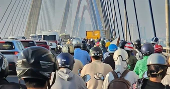 Ô tô lao qua dải phân cách cầu Nhật tân gây ùn tắc nghiêm trọng hướng đi sân bay Nội Bài