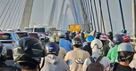 Ô tô lao qua dải phân cách cầu Nhật tân gây ùn tắc nghiêm trọng hướng đi sân bay Nội Bài