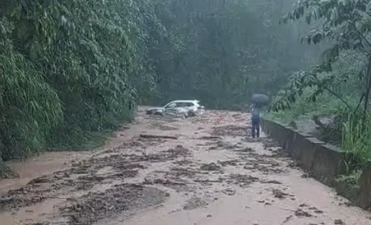 Ô tô mắc kẹt trong bùn đất sạt lở ở Lai Châu, 3 người trên xe an toàn