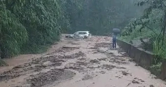 Ô tô mắc kẹt trong bùn đất sạt lở ở Lai Châu, 3 người trên xe an toàn