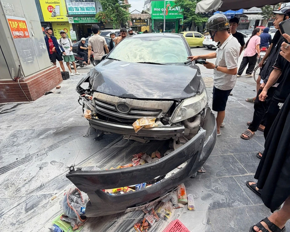 Ô tô mất lái tông vào nhà bên đường rồi bốc khói, người dân phá kính cứu tài xế Ô tô mất lái tông vào nhà bên đường rồi bốc khói, người dân phá kính cứu tài xế