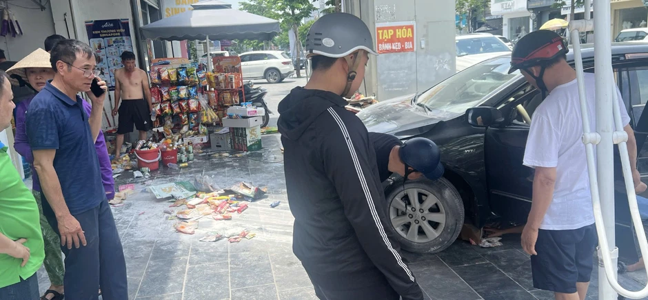 Ô tô mất lái tông vào nhà bên đường rồi bốc khói, người dân phá kính cứu tài xế Ô tô mất lái tông vào nhà bên đường rồi bốc khói, người dân phá kính cứu tài xế