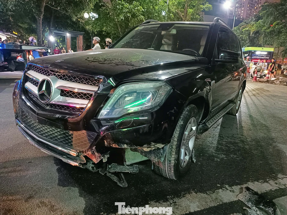 Ô tô Mercedes GLK 250 đâm liên hoàn nhiều xe máy trong khu đô thị ở Hà Nội Ô tô Mercedes GLK 250 đâm liên hoàn nhiều xe máy trong khu đô thị ở Hà Nội