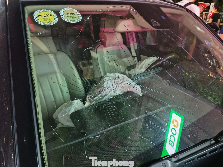 Ô tô Mercedes GLK 250 đâm liên hoàn nhiều xe máy trong khu đô thị ở Hà Nội Ô tô Mercedes GLK 250 đâm liên hoàn nhiều xe máy trong khu đô thị ở Hà Nội