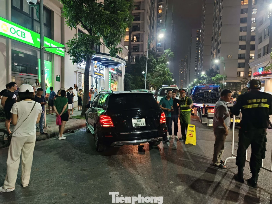 Ô tô Mercedes GLK 250 đâm liên hoàn nhiều xe máy trong khu đô thị ở Hà Nội Ô tô Mercedes GLK 250 đâm liên hoàn nhiều xe máy trong khu đô thị ở Hà Nội