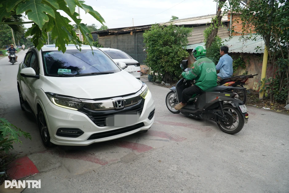 Ô tô nối đuôi né trạm thu phí, dân góp tiền làm gờ giảm tốc ở TPHCM Ô tô nối đuôi né trạm thu phí, dân góp tiền làm gờ giảm tốc ở TPHCM