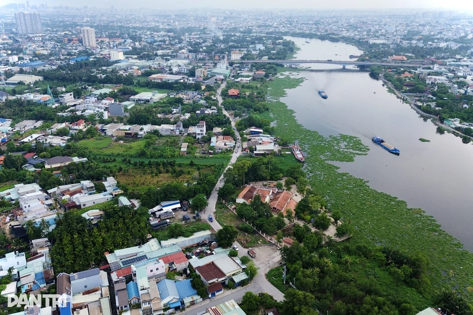 Ô tô nối đuôi né trạm thu phí, dân góp tiền làm gờ giảm tốc ở TPHCM Ô tô nối đuôi né trạm thu phí, dân góp tiền làm gờ giảm tốc ở TPHCM
