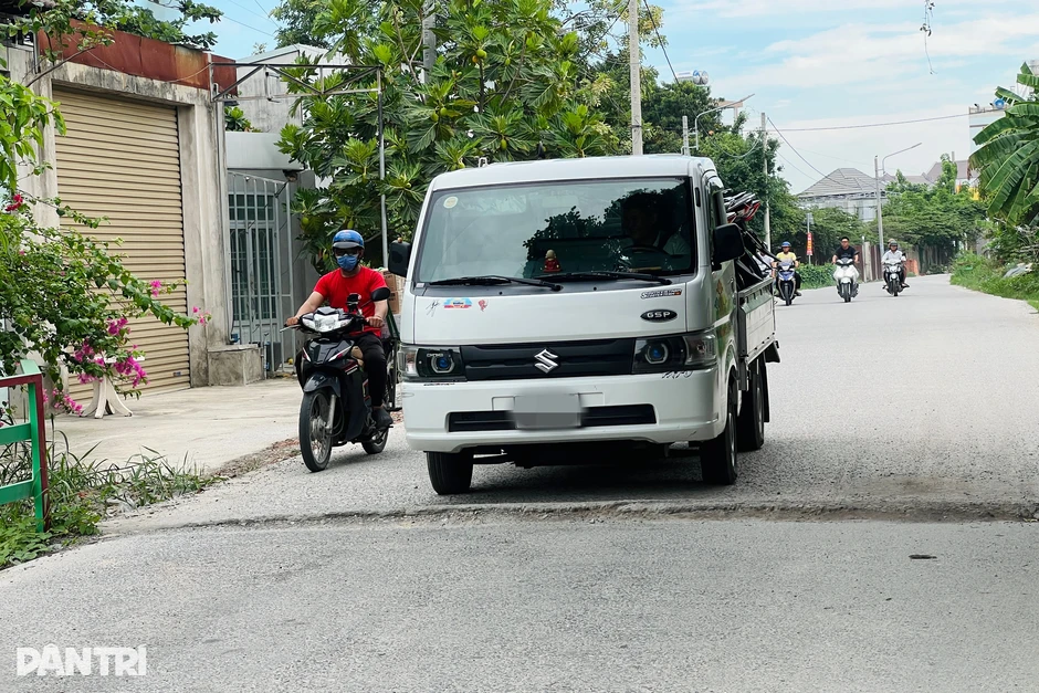 Ô tô nối đuôi né trạm thu phí, dân góp tiền làm gờ giảm tốc ở TPHCM Ô tô nối đuôi né trạm thu phí, dân góp tiền làm gờ giảm tốc ở TPHCM
