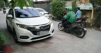 Ô tô nối đuôi né trạm thu phí, dân góp tiền làm gờ giảm tốc&nbsp;ở TPHCM