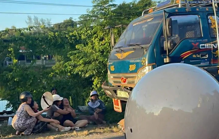 Ô tô tải va chạm xe máy trên quốc lộ ở Huế, cháu bé 6 tuổi tử vong Ô tô tải va chạm xe máy trên quốc lộ ở Huế, cháu bé 6 tuổi tử vong