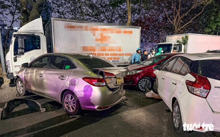 Ô tô tông liên hoàn làm 4 người nhập viện, xe máy bị hất lên cao 4m: Tài xế có nồng độ cồn