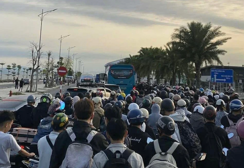 Ô tô, xe máy xếp hàng dài cả cây số chờ qua phà ra Cát Bà Ô tô, xe máy xếp hàng dài cả cây số chờ qua phà ra Cát Bà