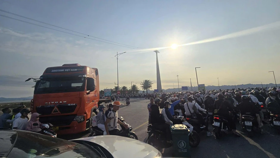 Ô tô, xe máy xếp hàng dài cả cây số chờ qua phà ra Cát Bà Ô tô, xe máy xếp hàng dài cả cây số chờ qua phà ra Cát Bà