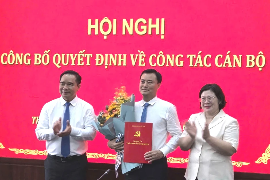 Ông Bùi Xuân Cường nhận quyết định làm Bí thư phường Sài Gòn Ông Bùi Xuân Cường nhận quyết định làm Bí thư phường Sài Gòn