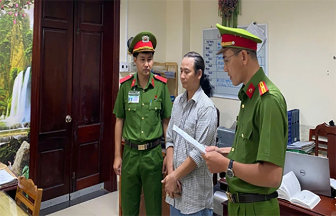 Ông chủ cửa hàng nổi tiếng giữa trung tâm Cần Thơ bị khởi tố Ông chủ cửa hàng nổi tiếng giữa trung tâm Cần Thơ bị khởi tố