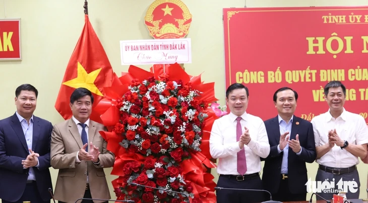 Ông Đỗ Hữu Huy làm Bí thư Đảng ủy UBND tỉnh Đắk Lắk Ông Đỗ Hữu Huy làm Bí thư Đảng ủy UBND tỉnh Đắk Lắk