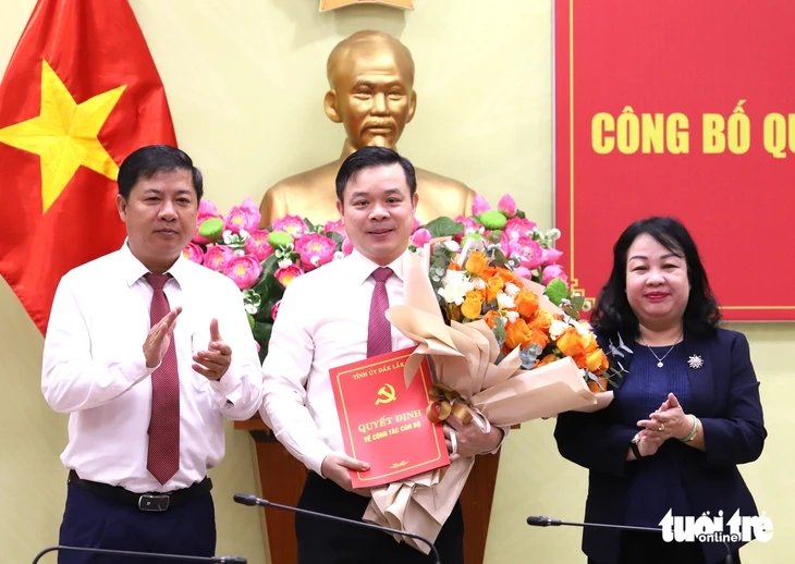 Ông Đỗ Hữu Huy làm Bí thư Đảng ủy UBND tỉnh Đắk Lắk Ông Đỗ Hữu Huy làm Bí thư Đảng ủy UBND tỉnh Đắk Lắk
