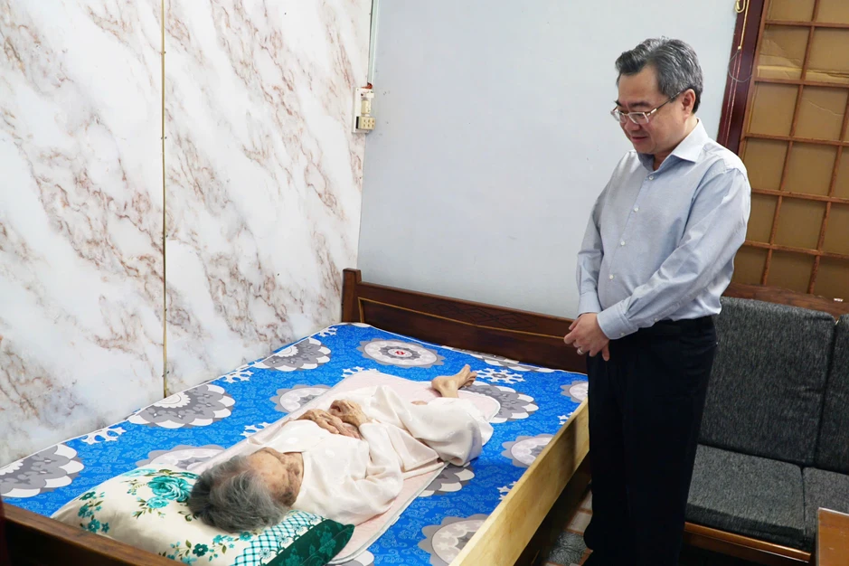 Ông Nguyễn Thanh Nghị thăm, tặng quà cho Mẹ Việt Nam anh hùng ở Quảng Ngãi