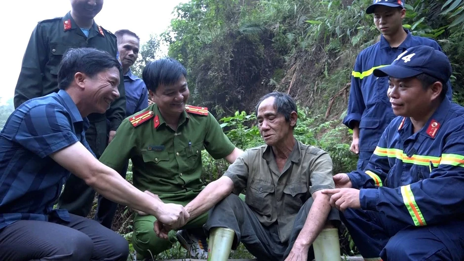 Ông Triệu Chàn Tá kể 72 giờ lạc giữa rừng, chú chó đi cùng không rời nửa bước Ông Triệu Chàn Tá kể 72 giờ lạc giữa rừng, chú chó đi cùng không rời nửa bước
