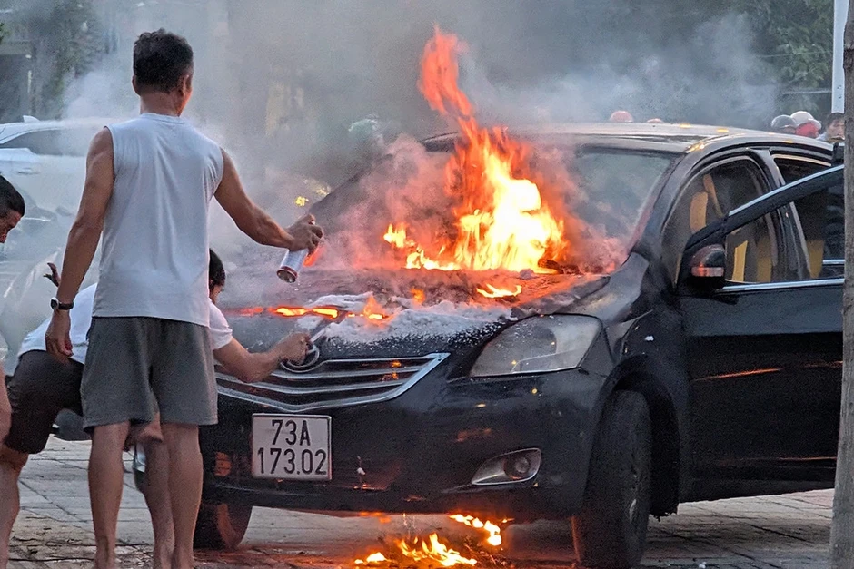 Ôtô bốc cháy trên vỉa hè TP HCM Ôtô bốc cháy trên vỉa hè TP HCM