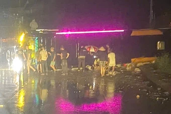 Ôtô chở 10 người lật trên quốc lộ