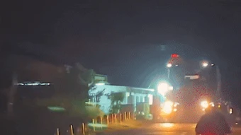 Ôtô đầu kéo mắc kẹt trên đường ray, bị tàu hỏa tông vỡ đôi