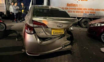 Ôtô gây tai nạn liên hoàn trên phố trung tâm Hà Nội