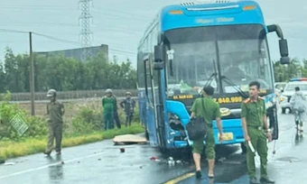 Ôtô khách tông ba xe máy ở Cần Thơ, 2 người chết