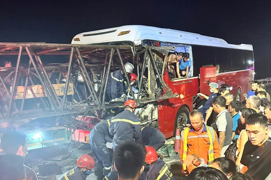 Ôtô khách tông đuôi xe đầu kéo, một người chết Ôtô khách tông đuôi xe đầu kéo, một người chết