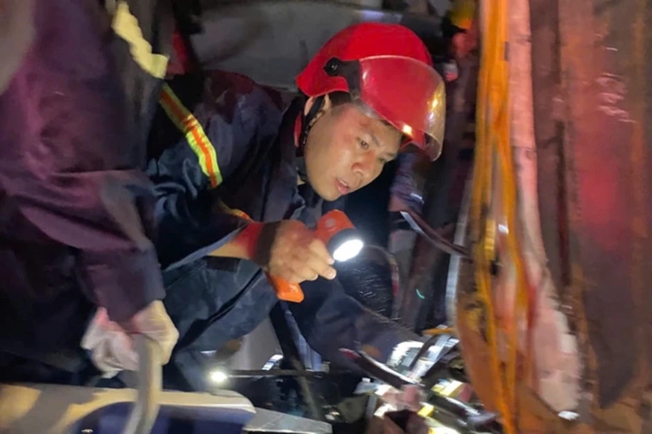 Ôtô khách tông đuôi xe đầu kéo, một người chết Ôtô khách tông đuôi xe đầu kéo, một người chết