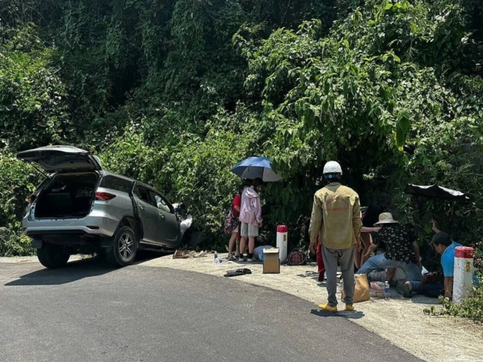 Ôtô lao xuống mương ở Hòn Bà, 6 người gặp nạn Ôtô lao xuống mương ở Hòn Bà, 6 người gặp nạn