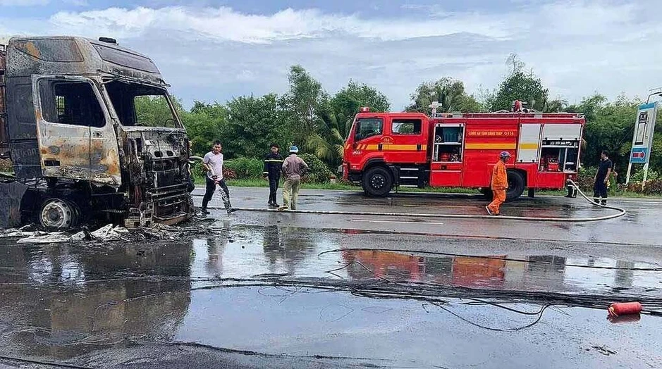Ôtô tải kéo lê xe máy rồi phát nổ, một người chết Ôtô tải kéo lê xe máy rồi phát nổ, một người chết