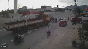 Ôtô tải tông 4 xe máy dừng đèn đỏ