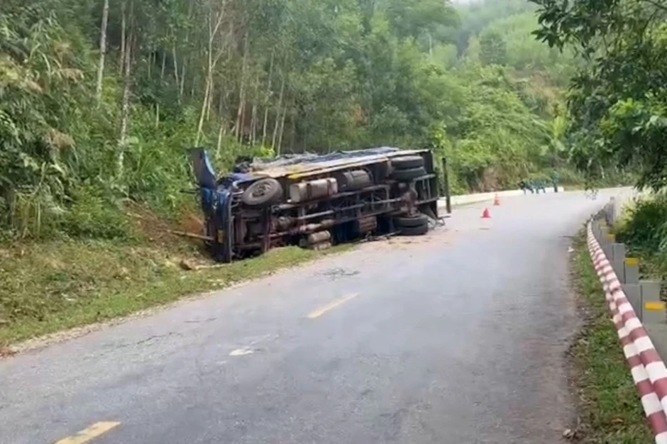 Ôtô tông vách núi, hai người chết Ôtô tông vách núi, hai người chết