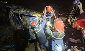 Ôtô tông vách núi, hai người chết