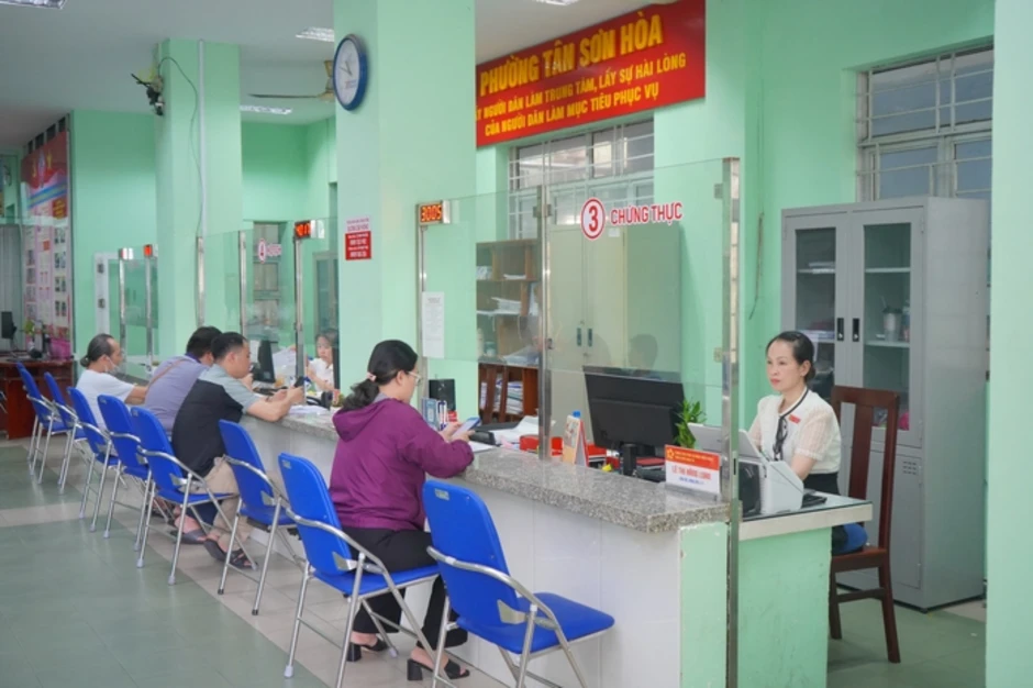 Phấn khởi "xông đất" công sở Phấn khởi "xông đất" công sở
