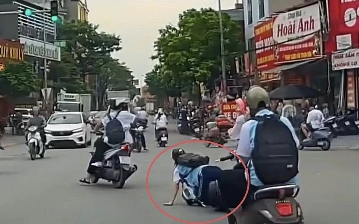 Phẫn nộ nữ sinh ngồi sau xe máy kéo tóc bạn ngã chúi rồi bỏ chạy ở Bắc Ninh Phẫn nộ nữ sinh ngồi sau xe máy kéo tóc bạn ngã chúi rồi bỏ chạy ở Bắc Ninh