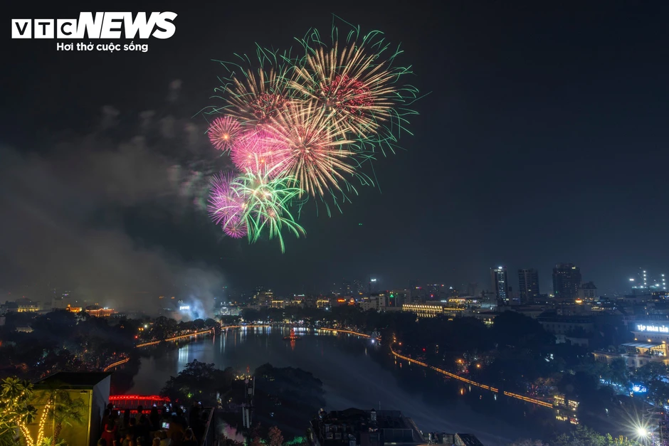 Pháo hoa rực sáng tại Hồ Gươm , Hồ Tây mừng 72 năm Giải phóng Thủ đô Pháo hoa rực sáng tại Hồ Gươm , Hồ Tây mừng 72 năm Giải phóng Thủ đô