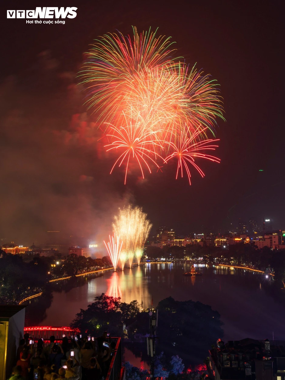 Pháo hoa rực sáng tại Hồ Gươm , Hồ Tây mừng 72 năm Giải phóng Thủ đô Pháo hoa rực sáng tại Hồ Gươm , Hồ Tây mừng 72 năm Giải phóng Thủ đô