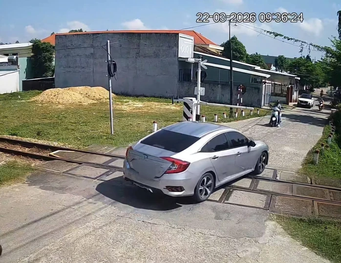 Phạt cô gái có hành vi nguy hiểm tại nút đèn đỏ đường sắt Phạt cô gái có hành vi nguy hiểm tại nút đèn đỏ đường sắt