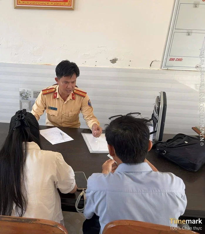 Phạt cô gái có hành vi nguy hiểm tại nút đèn đỏ đường sắt Phạt cô gái có hành vi nguy hiểm tại nút đèn đỏ đường sắt